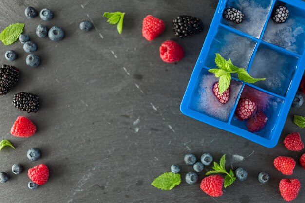 Cubitos de hielo de frutas con bayas orgánicas.