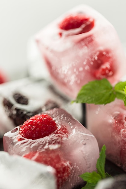 Cubitos de hielo de frutas con bayas orgánicas.