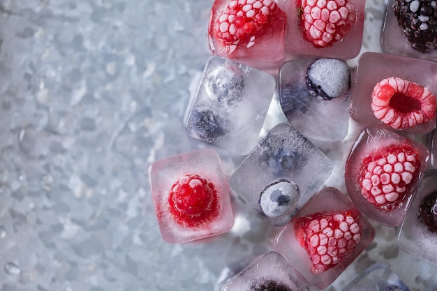 Cubitos de hielo de frutas con bayas orgánicas.