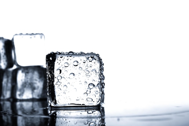 Cubitos de hielo con gota de agua.