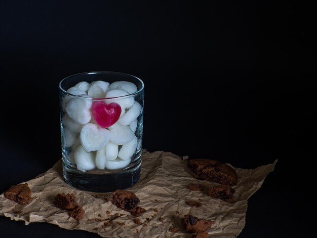 Cubitos de hielo hechos de leche en forma de corazón en vidrio