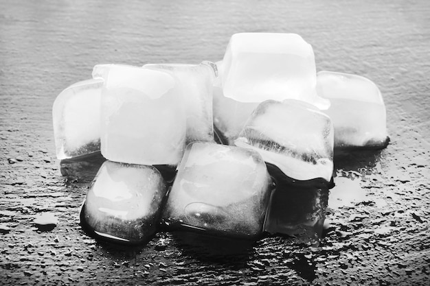 Cubitos de hielo mate sobre fondo líquido oscuro