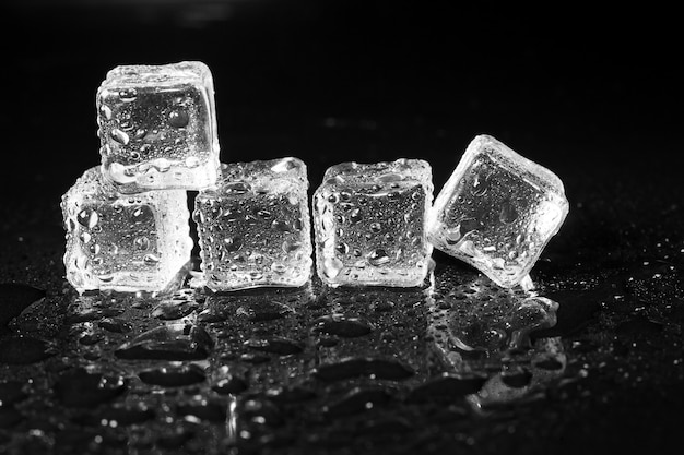 Cubitos de hielo en mesa negra