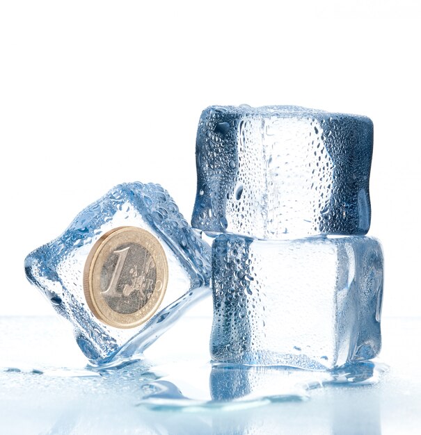 cubitos de hielo con monedas de euro dentro