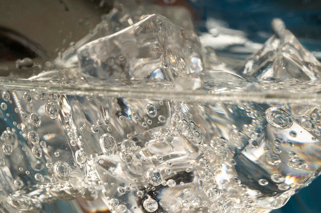 Cubitos de hielo en primer plano de agua helada de soda