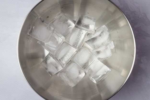 Cubitos de hielo en un recipiente de acero