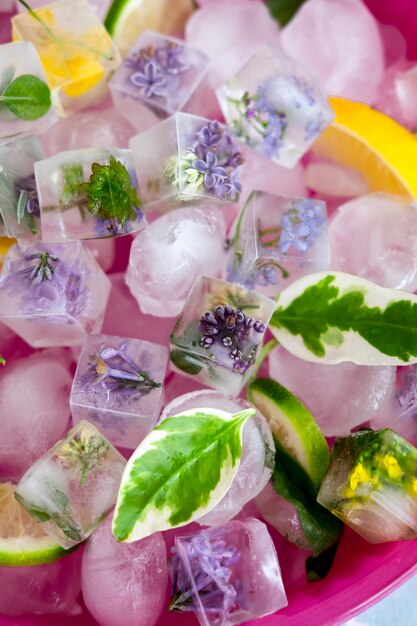 Cubitos de hielo en recipiente de vidrio