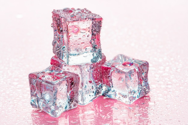 Cubitos de hielo en rosa