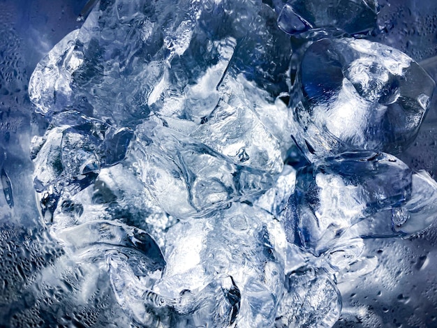 Los cubitos de hielo se sienten frescos en el fondo de los días calurosos