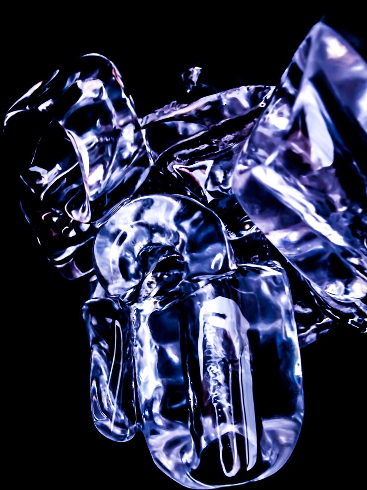 Los cubitos de hielo se sienten frescos en el fondo de los días calurosos