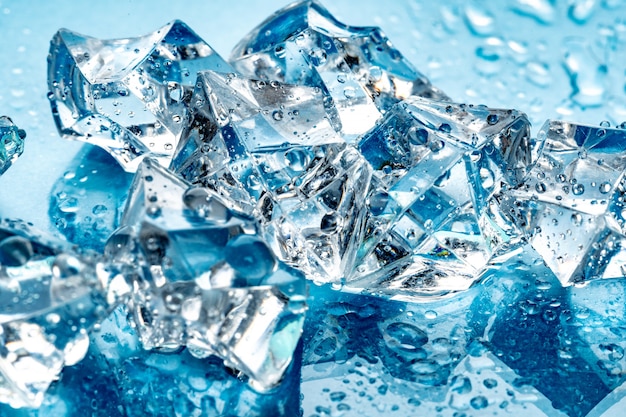 Cubitos de hielo sobre fondo azul.