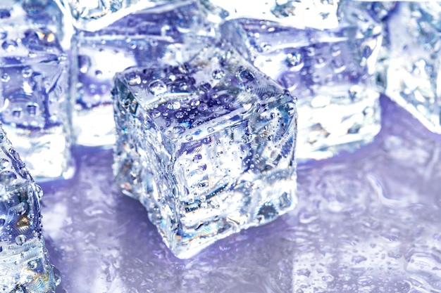 Cubitos de hielo sobre fondo azul.