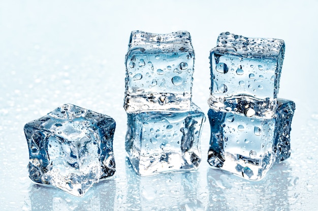 Cubitos de hielo sobre fondo azul.