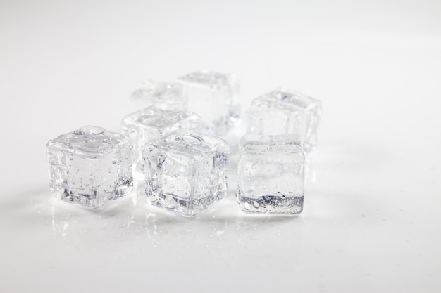 Foto cubitos de hielo sobre fondo blanco.