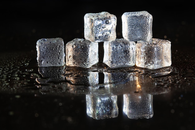 Cubitos de hielo sobre fondo de mesa negro