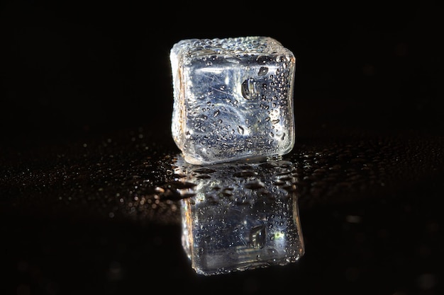 Cubitos de hielo sobre fondo de mesa negro