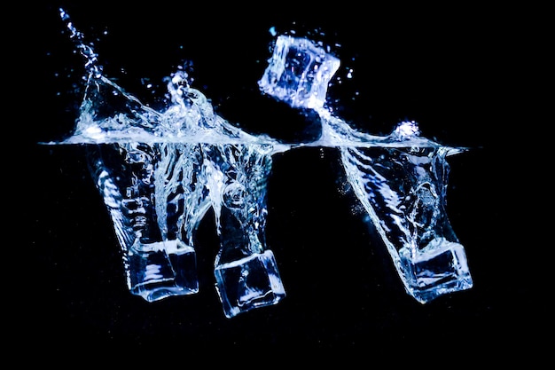 Foto cubitos de hielo sobre un fondo negro