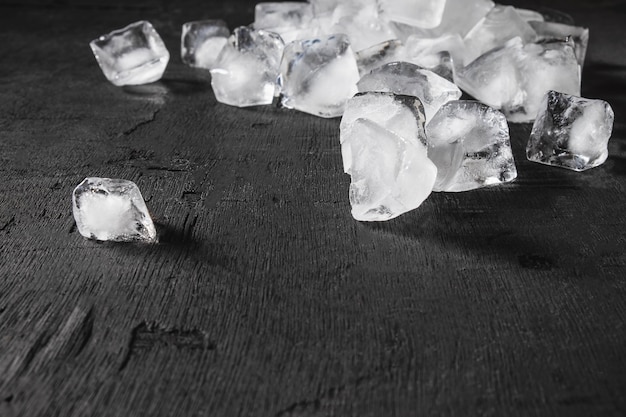 Cubitos de hielo sobre un fondo negro