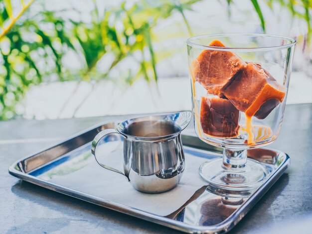 Cubitos de hielo de té con leche tailandés en vaso