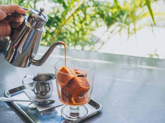 Cubitos de hielo de té con leche tailandés en vaso