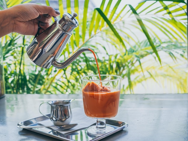 Cubitos de hielo de té con leche tailandés en vaso