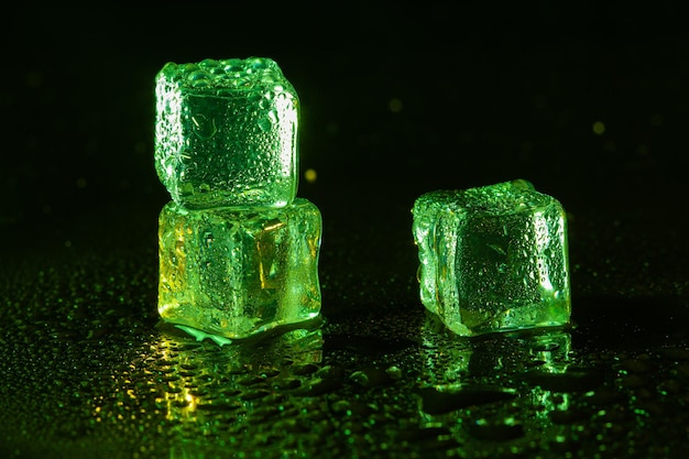 Cubitos de hielo verde sobre fondo negro