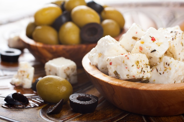 Cubitos de queso feta con aceitunas