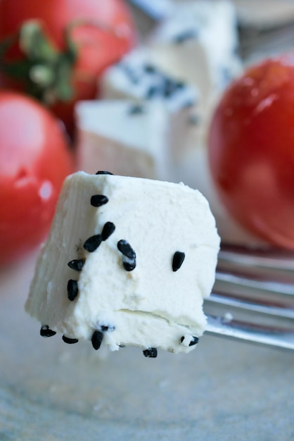 Cubitos de queso feta griego con queso blando cortado en cubitos de tomate en un plato