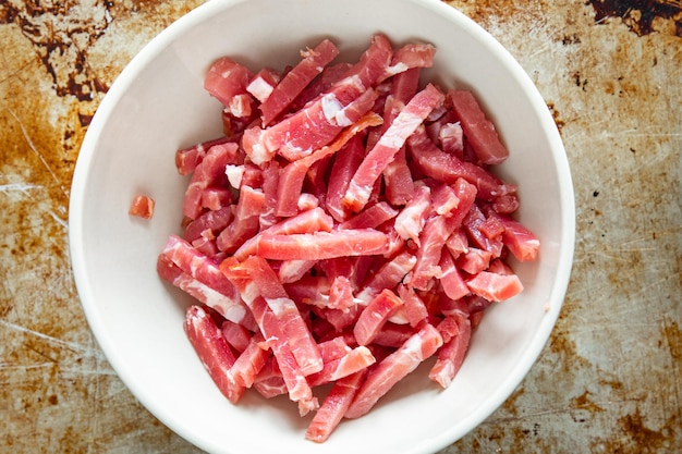 cubitos de tocino rebanada carne de cerdo comida fresca comida bocadillo en la mesa espacio de copia fondo de comida rústico