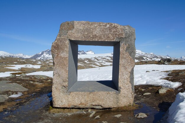 Cubo - abstracción en las montañas noruegas