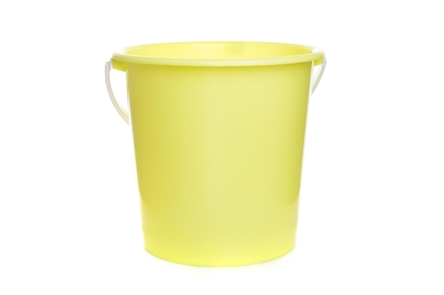Cubo amarillo de plástico vacío con mango blanco sobre fondo aislado