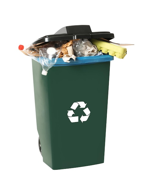Cubo de basura con basura en fondo blanco Reciclaje de residuos