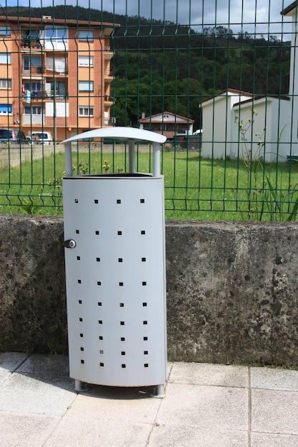 Cubo de basura en una ciudad