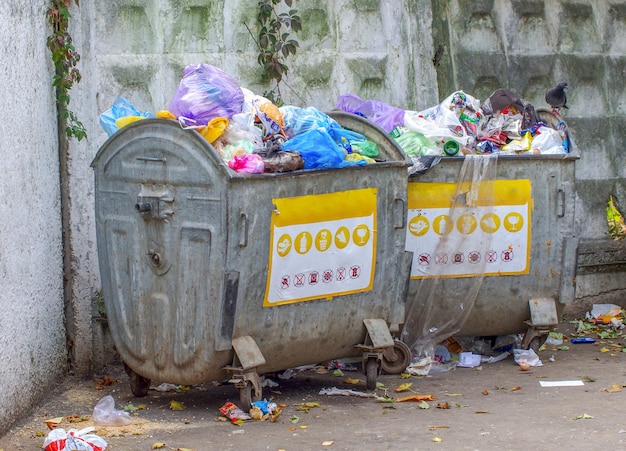 Cubo de basura lleno de desechos