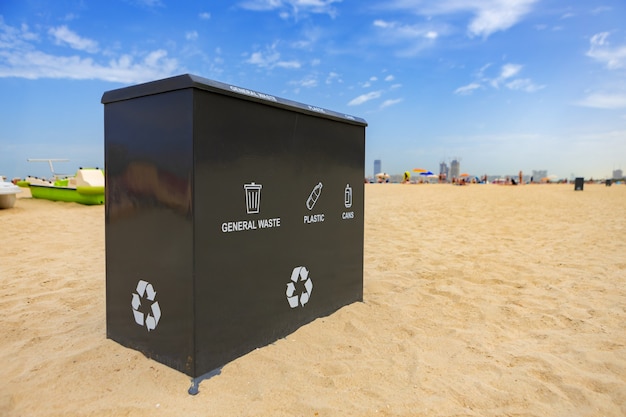 Un cubo de basura público al aire libre en una playa en Dubai