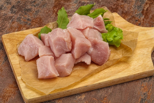 Cubo de carne de cerdo fresca cruda listo para cocinar