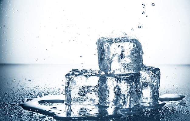 Cubo en charco de agua