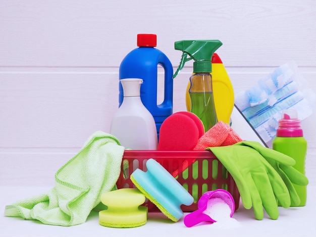 Cubo con colección de artículos de limpieza aislado sobre fondo blanco elementos de diseño de concepto de tareas domésticas