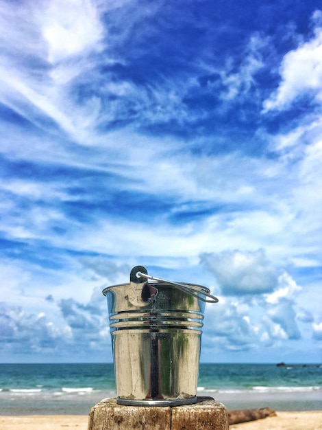 Foto el cubo está colocado en madera la parte de atrás es un hermoso mar y cielo