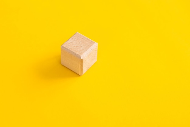 Cubo de formas geométricas de madeira isolado em um amarelo