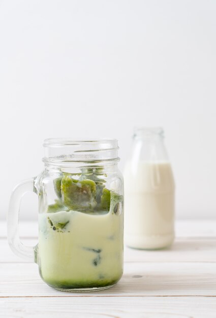 Cubo de gelo de chá verde matcha com leite