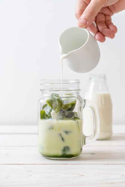 cubo de gelo de chá verde matcha com leite