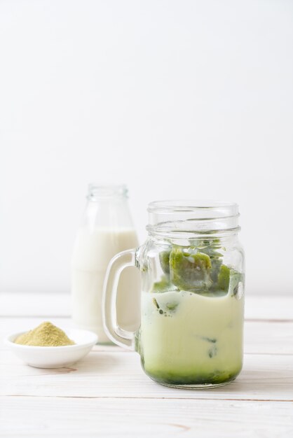 cubo de gelo de chá verde matcha com leite