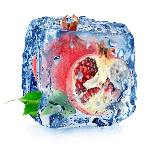 Cubo de gelo e romã isolados em um fundo branco