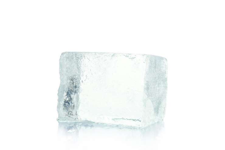 Foto cubo de gelo para bebidas isoladas no fundo branco