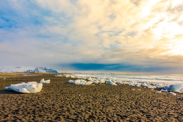 Cubo de gelo quebrando na praia de rocha preta, paisagem de inverno islândia paisagem