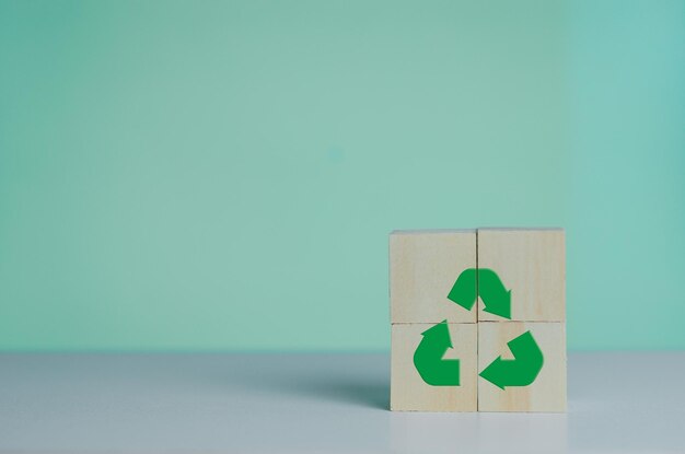 Foto cubo de madeira com ícone de reciclagem e industrial verde conceito de negócios e desenvolvimento ecológico no fundo