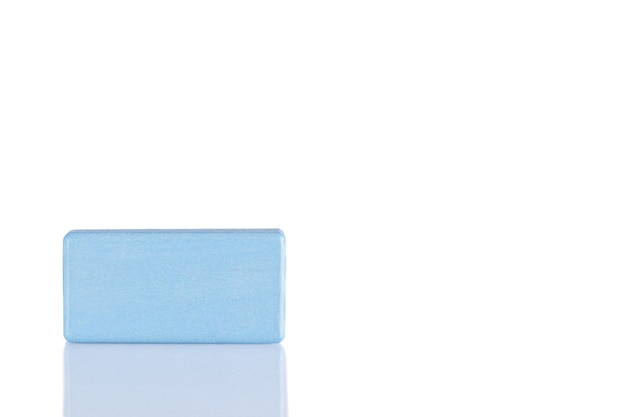 Cubo de madeira de cor azul em um fundo branco