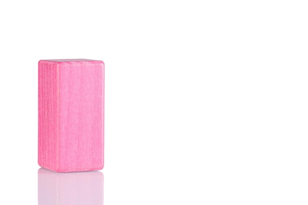 Cubo de madeira de cor rosa em um fundo branco