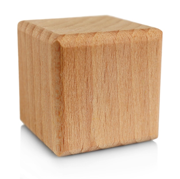 Cubo de madeira isolado no branco